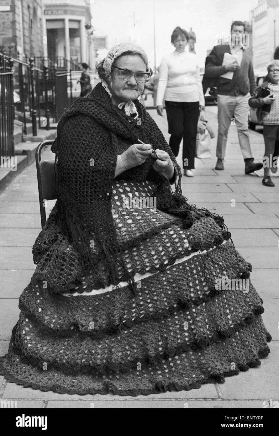 Tutti sanno cosa è a crochet - la tessitura di un sacco di fori insieme. Ma non tutti possono farlo. Firenze Stein è tuttavia un esperto e solo per dimostrare ai cittadini di Edimburgo si è seduta al di fuori di un negozio mantenendo i suoi aghi occupato. Firenze all'età di 60 anni ha appena ritirato come un distretto infermiere su Arran, trascorse 36 ore a crochet per raccogliere fondi per il ricovero di carità. Il 7 settembre 1970 Foto Stock