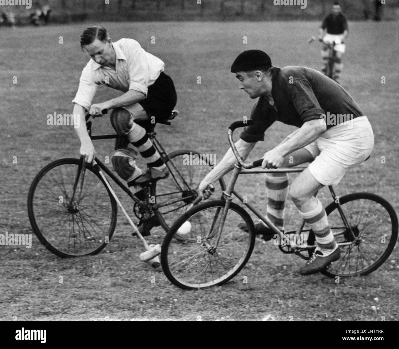 Inghilterra (bianco shirt) ha battuto la Francia nella International Bicycle Polo di Silhurst Park. La nostra immagine mostra un inglese (bianco) ruba la sfera dal francese in una bicicletta. Luglio 1946 P032972 Foto Stock