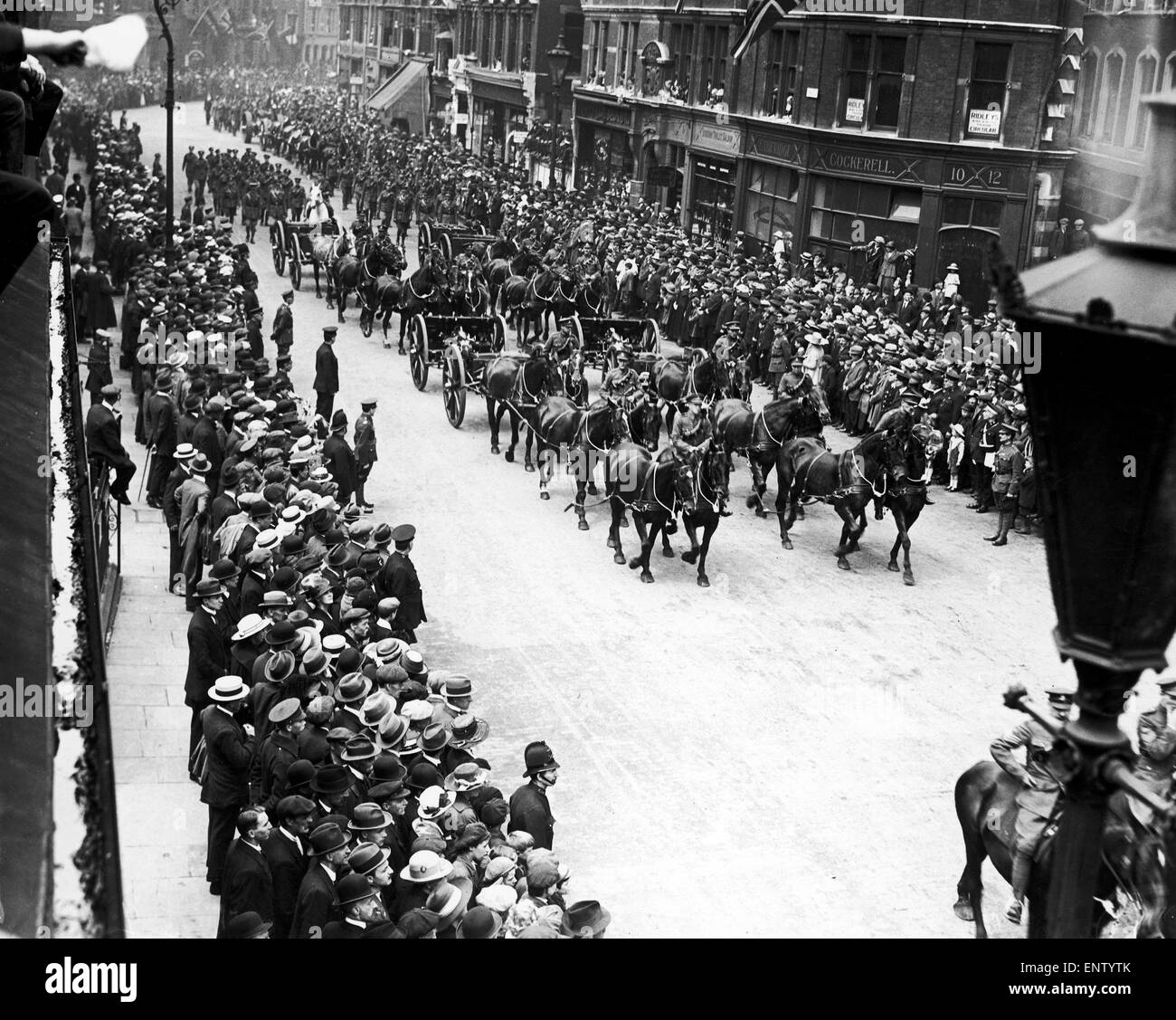 Membri della Royal Artillery visto qui sfilano per le strade di Londra durante il 1919 Victory Parade. 19 Luglio 1919 Foto Stock