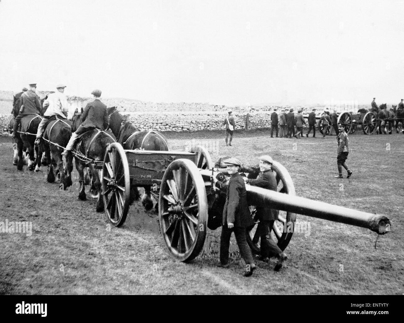 Le reclute di essere addestrato su come la manovra di grandi pezzi di artiglieria da esercito territoriale istruttori. Il 25 ottobre 1914 Foto Stock