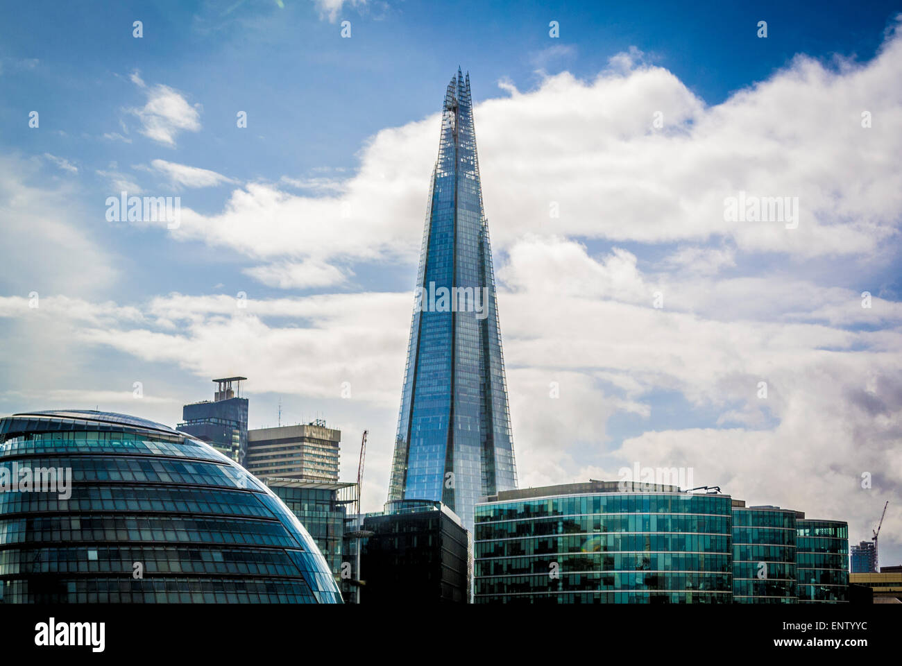 Il coccio con la parte superiore del Municipio in primo piano, Londra. Foto Stock