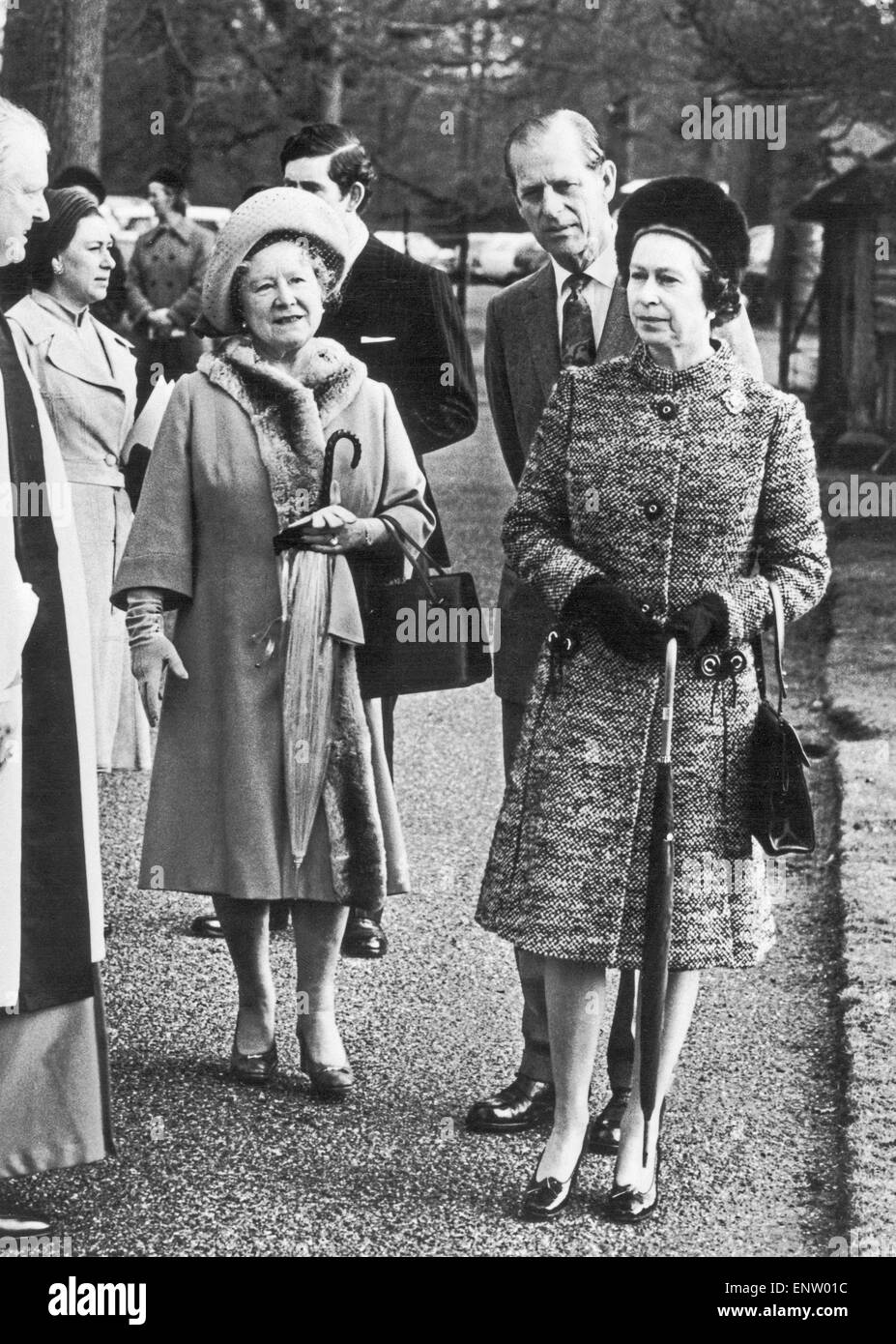 La regina e il Duca di Edimburgo con la regina madre dopo una mattina il servizio a Windsor per l anniversario della sua adesione. 7 febbraio 1977. Foto Stock