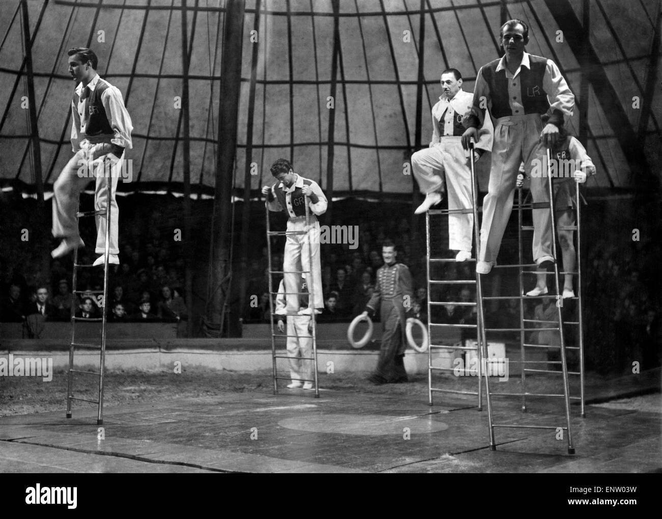 Mills Circus. L audace troupe di acrobati scaletta ha dato emozioni e divertimento sotto il Big top a campi Norley Wigan. Settembre 1952 Foto Stock