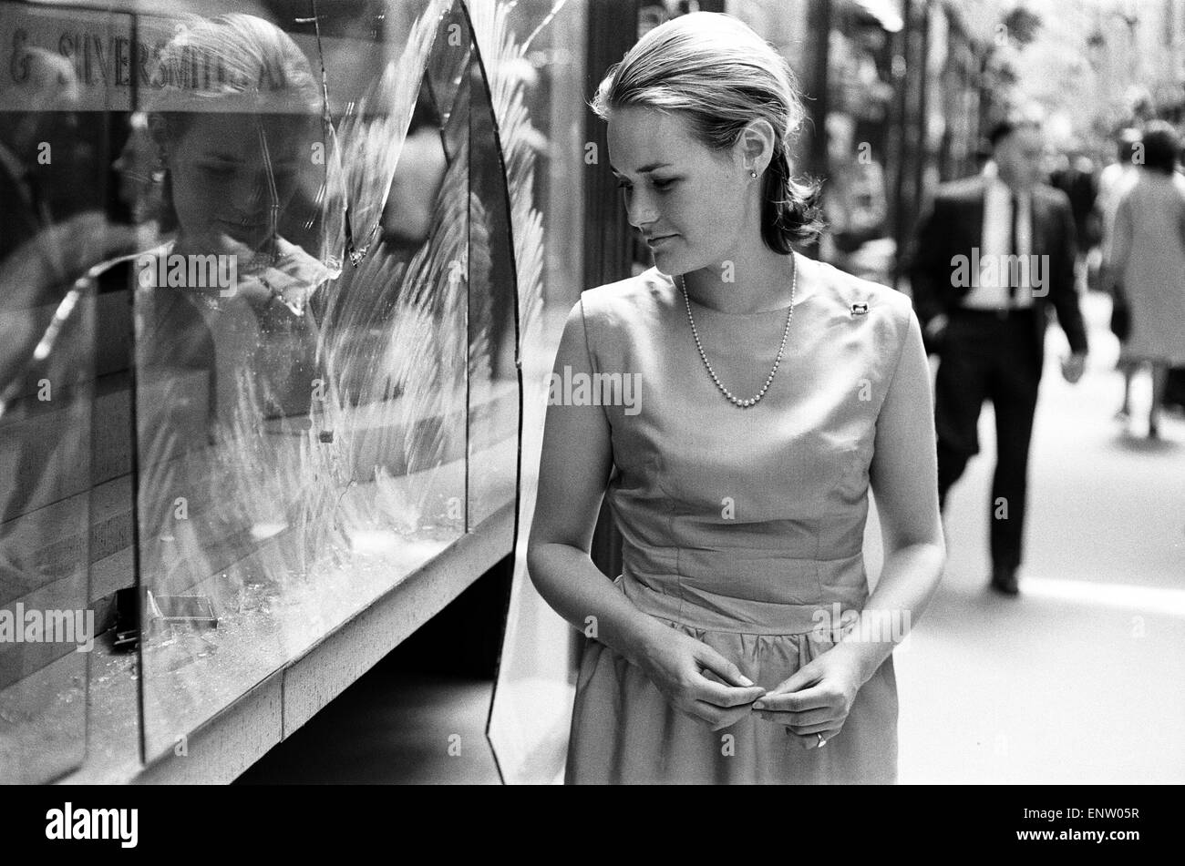 Burlington Arcade rapina, Piccadilly, Londra, 27 giugno 1964. Avvisatore acustico rimbombava e fari anteriori su una Jaguar ruggito fino ad un negozio di Gioielleria in una zona pedonale arcade. Fuori della vettura saltò cinque uomini mascherati con mazza e barre di ferro. E come gli acquirenti dispersi i banditi fracassato in windows e sono scappati con diamante anelli e bracciali che vale la pena di £ 50.000, dai gioiellieri di proprietà di orafi e argentieri' Association. Nella foto: shop assistant Cherry-Anne Watson, 21, di Earls Court di Londra. Foto Stock