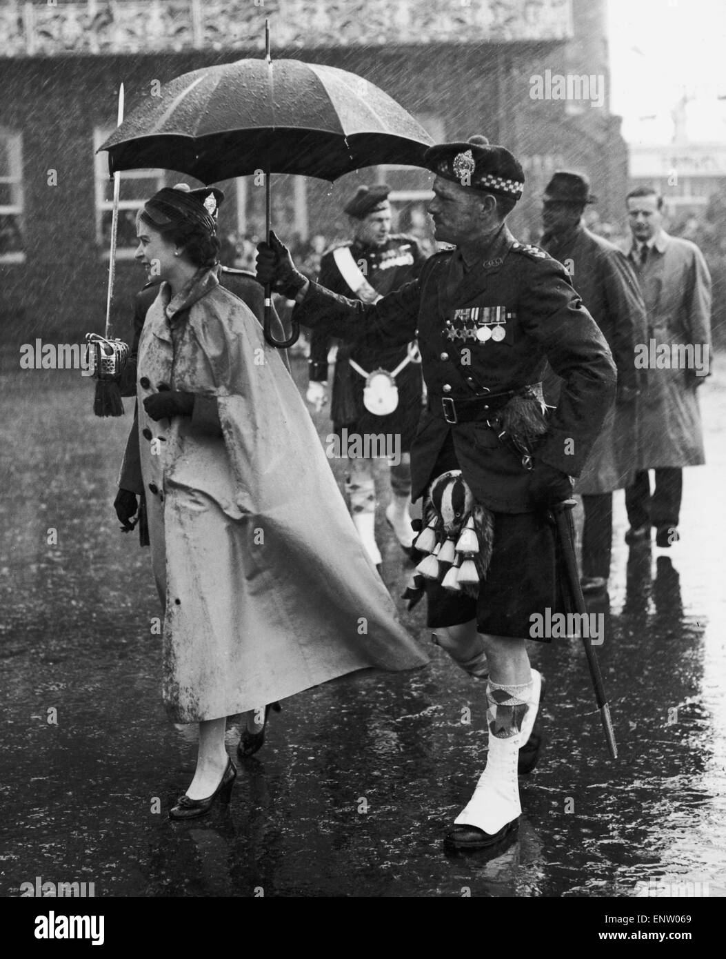 Royal Tour delle isole. La regina è intrisa come lei passi a riva di Oban. Il 14 agosto 1956. Foto Stock
