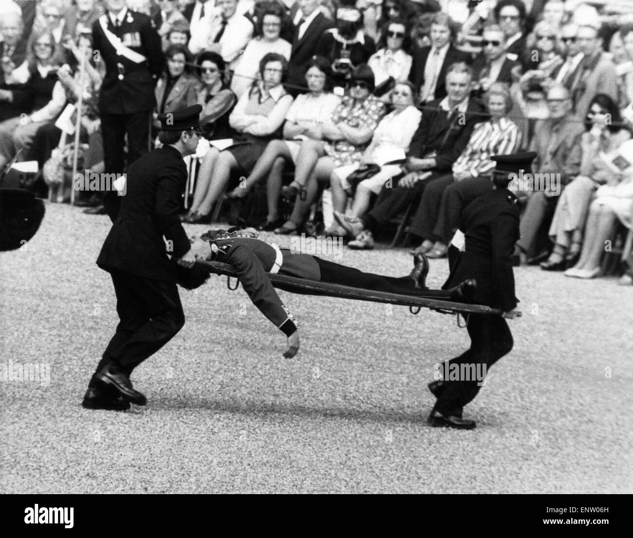 Un soldato di guardia scozzese è stretchered off la parata a terra durante il Trooping della cerimonia di colore dopo uno svenimento. 17 giugno 1974 P001840 Foto Stock