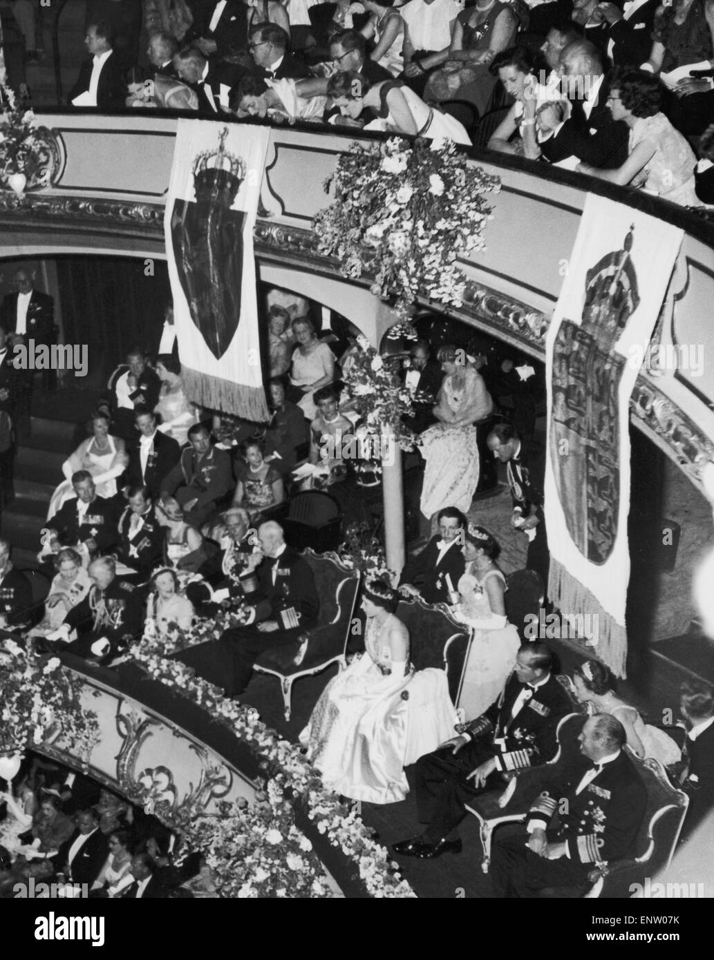 La regina e il Duca di Edimburgo a Oslo il teatro nazionale con il re Haakon di Norvegia. Il 27 giugno 1955. Foto Stock