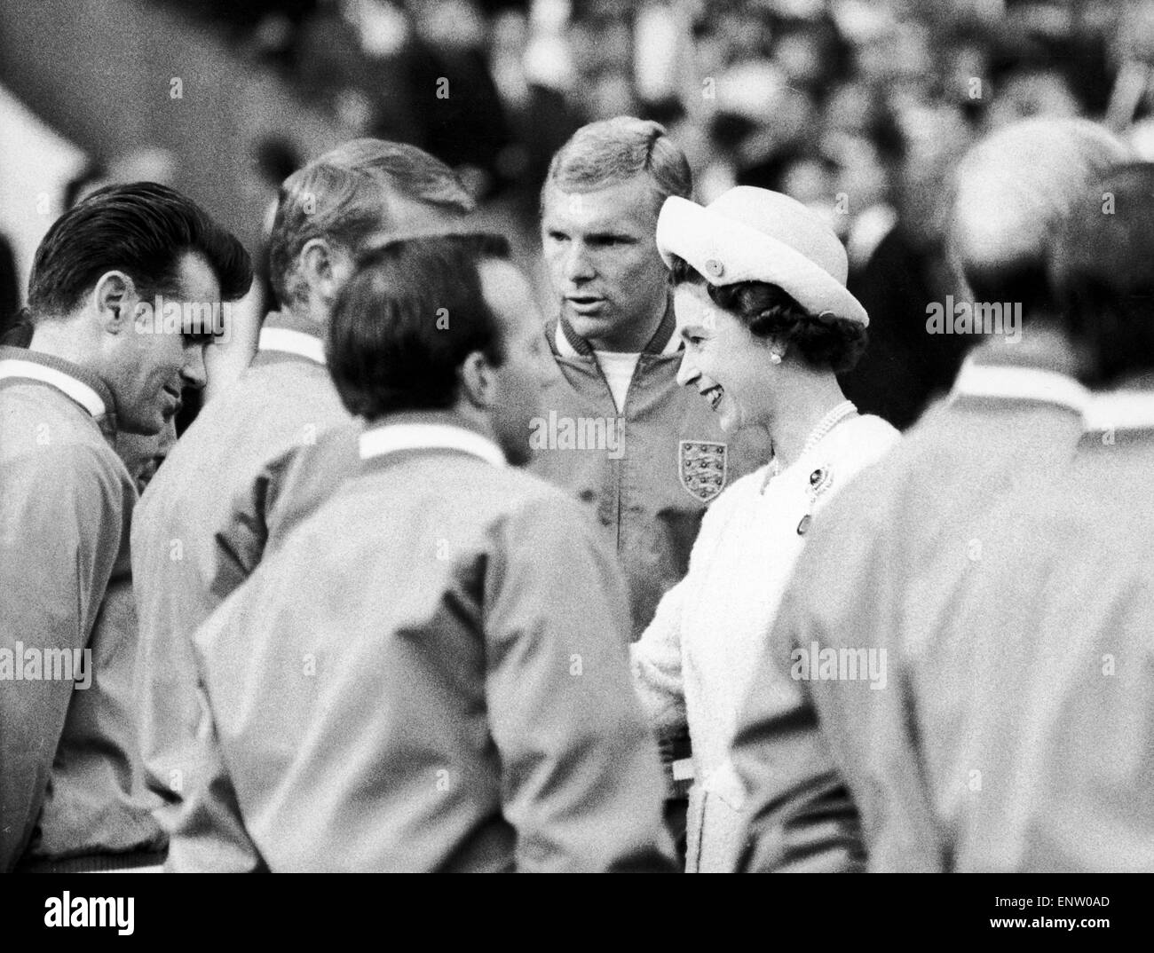 La regina incontra la squadra dell'Inghilterra con Bobby Moore. Queen Elizabeth II accompagnato dal capitano Bobby Moore saluta in Inghilterra i giocatori in occasione della cerimonia di apertura del 1966 World Cup a Wembley. Inghilterra ha attirato 0 -0 con l'Uruguay nel torneo di apertura della corrispondenza. 11 luglio 1966. 11 luglio 1966. Foto Stock