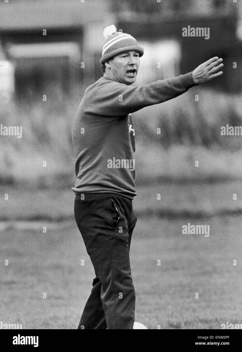 Il Manchester United manager Alex Ferguson prende la carica di una sessione di formazione. Il 25 novembre 1986. Foto Stock