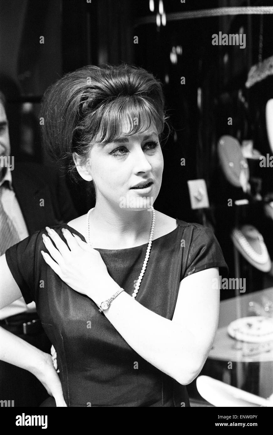 Burlington Arcade rapina, Piccadilly, Londra, 27 giugno 1964. Avvisatore acustico rimbombava e fari anteriori su una Jaguar ruggito fino ad un negozio di Gioielleria in una zona pedonale arcade. Fuori della vettura saltò cinque uomini mascherati con mazza e barre di ferro. E come gli acquirenti dispersi i banditi fracassato in windows e sono scappati con diamante anelli e bracciali che vale la pena di £ 50.000, dai gioiellieri di proprietà di orafi e argentieri' Association. Nella foto: direttrice Terry Hamilton, 22 di Pinner, Middlesex. Foto Stock