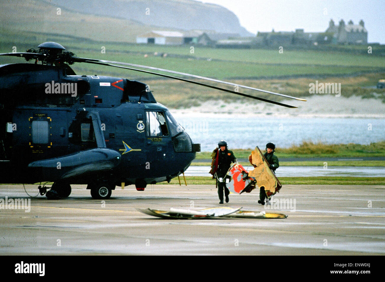 Sumburgh Elicottero incidente. Parti dell'elicottero recuperato dal crash. Novembre 1986. Il 6 novembre 1986 un Boeing 234LR elicottero Chinook si è schiantato 2,5 mi (4,0 km) nel nord-est dell'aeroporto. Solo due persone sono sopravvissute con 45 vita perduta. Foto Stock