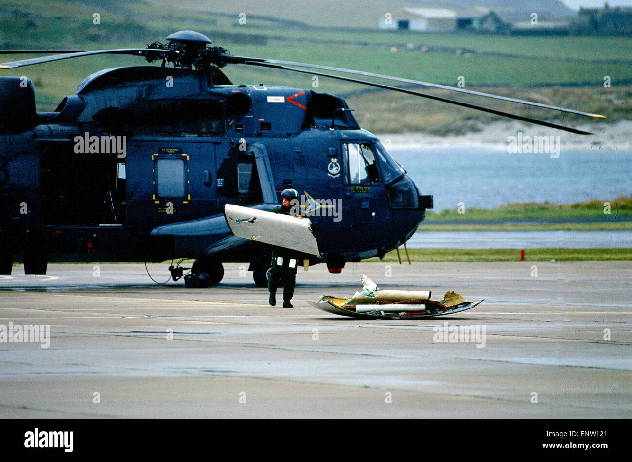 Sumburgh Elicottero incidente. Parti dell'elicottero recuperato dal crash. Novembre 1986. Il 6 novembre 1986 un Boeing 234LR elicottero Chinook si è schiantato 2,5 mi (4,0 km) nel nord-est dell'aeroporto. Solo due persone sono sopravvissute con 45 vita perduta. Foto Stock
