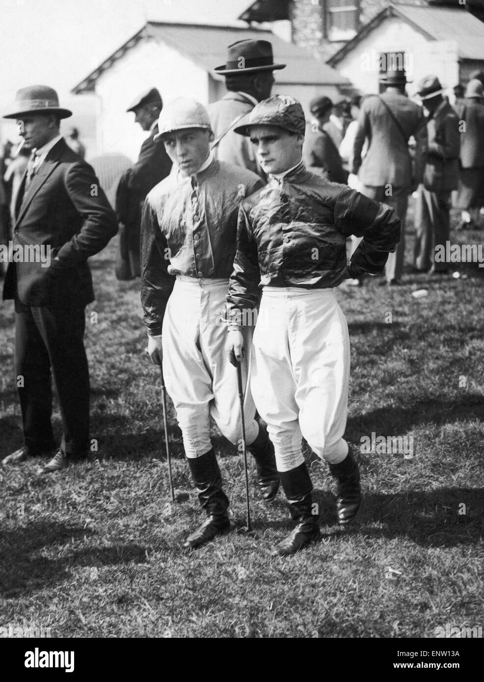 Charlie Smirke (sinistra) visto qui con Gordon Richards visto qui a Lewes racecourse 28 Maggio 1926 Foto Stock