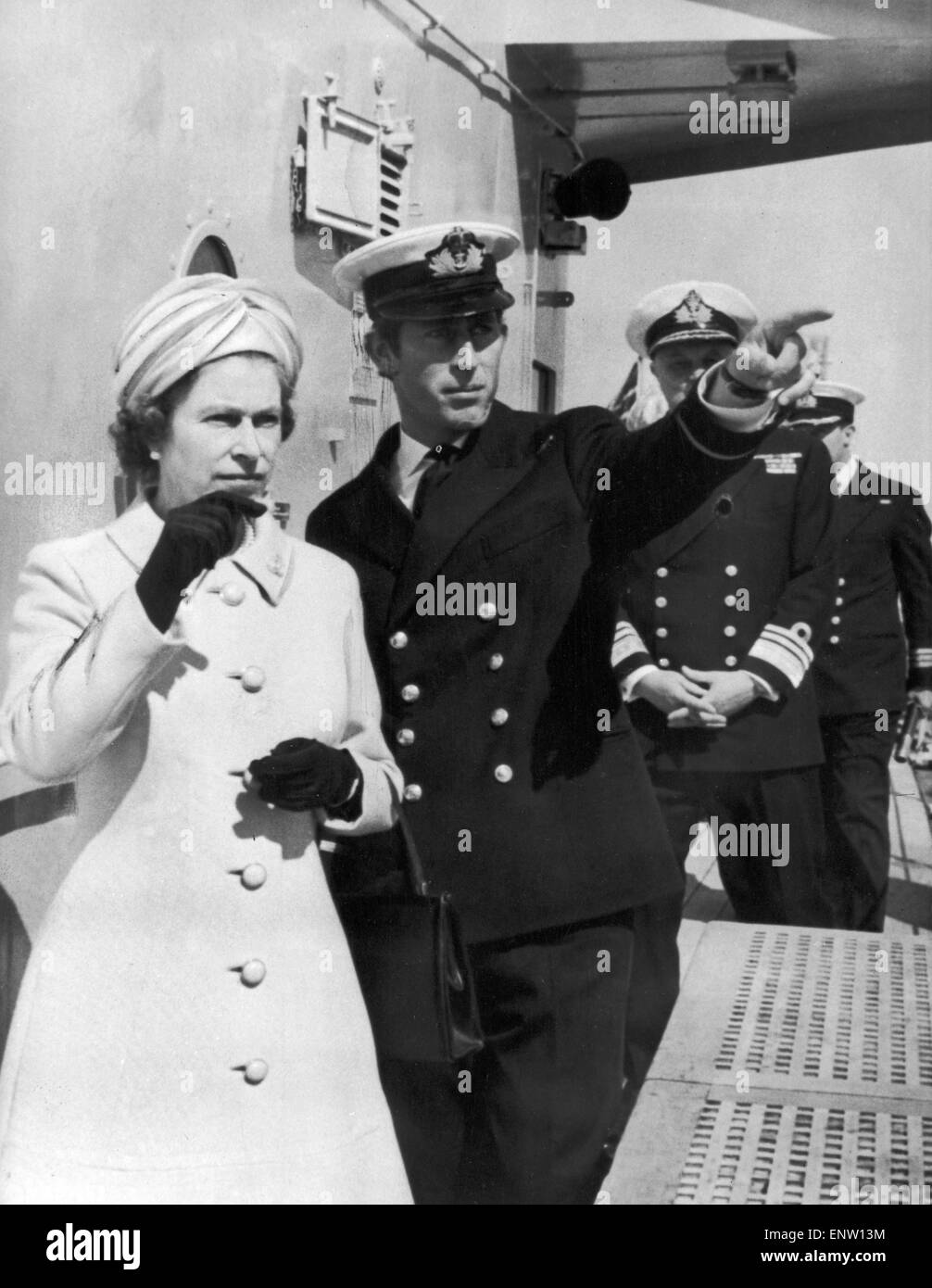 La regina Elisabetta II visita HMS Norfolk e è mostrato intorno dal principe Charles. Luglio 1972. Foto Stock