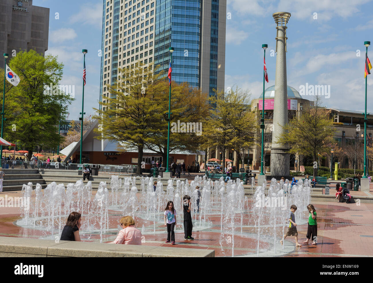 Mentre le madri guardare i bambini giocare in fontane a Centennial Olympic Park, Atlanta, Georgia, Stati Uniti d'America Foto Stock