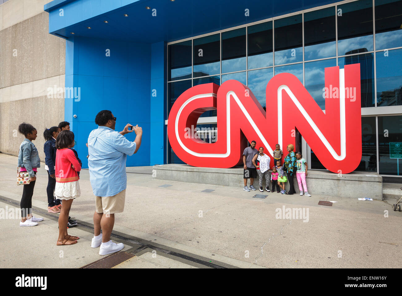 Momento Kodak per afro-americano di famiglia al Centro CNN, Atlanta, Georgia, Stati Uniti d'America Foto Stock