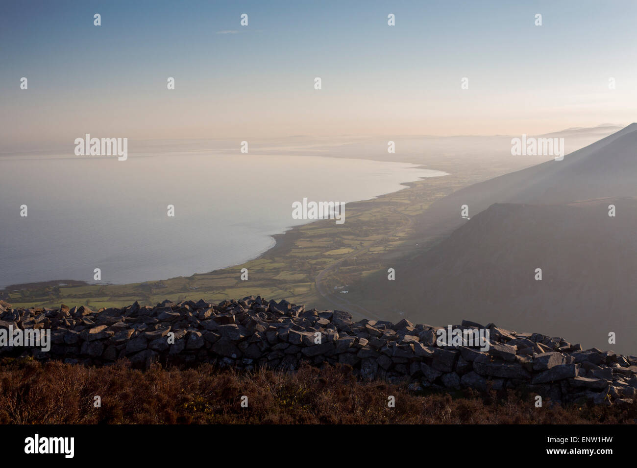 Mura di pietra sul vertice di età del ferro hillfort delle Tre r Ceiri la città dei giganti su Yr Eifl vicino Llithfaen Gwynedd North Wales UK Foto Stock