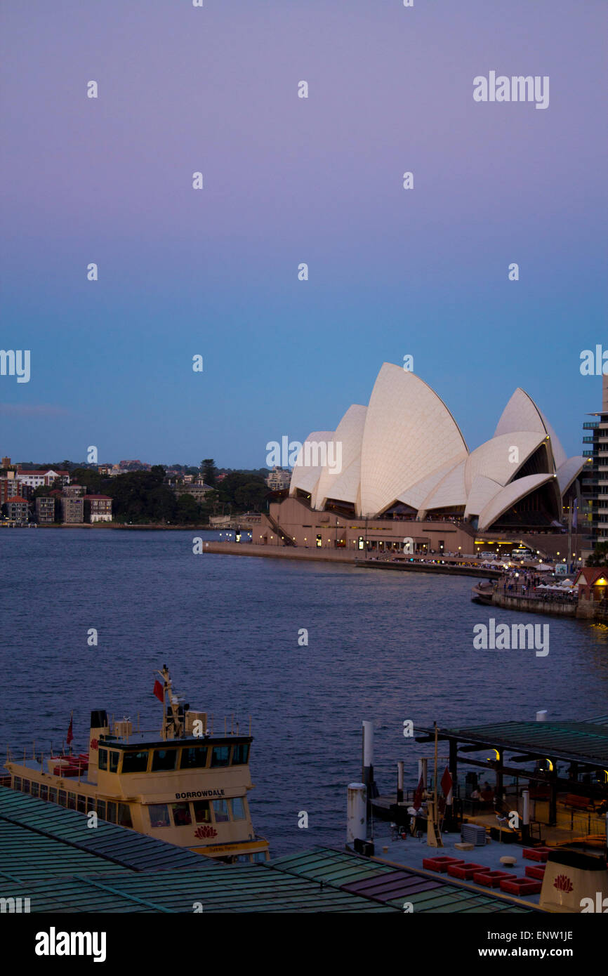 Sydney Opera House e traghetto a Circular Quay al crepuscolo e di notte al crepuscolo tramonto Sydney NSW Australia Foto Stock