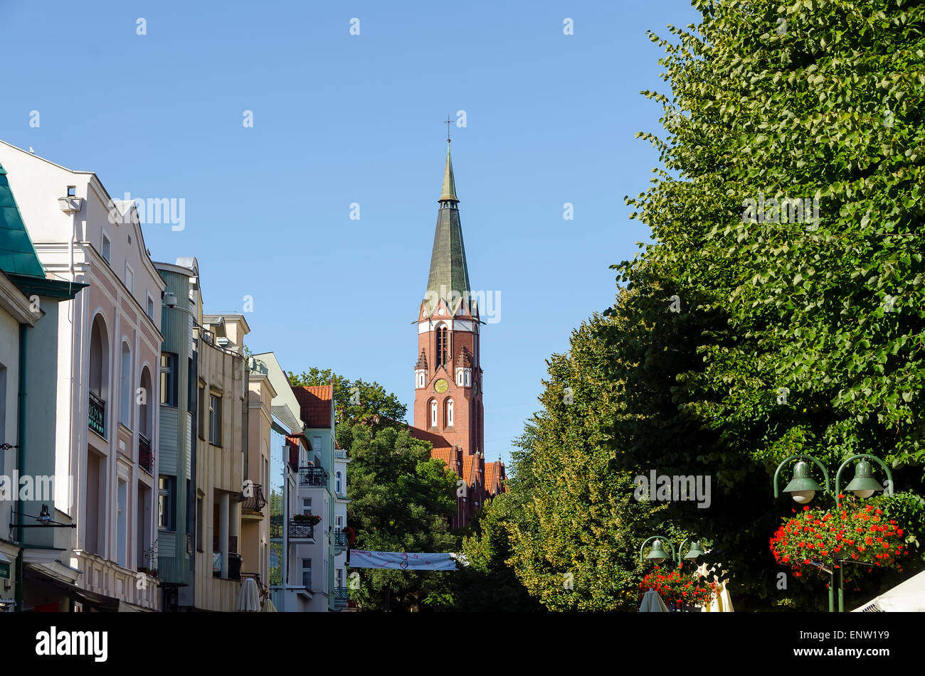 Bohaterow Monte Cassino Street con alberi la chiesa di San Giorgio e negozi Sopot Poland Foto Stock