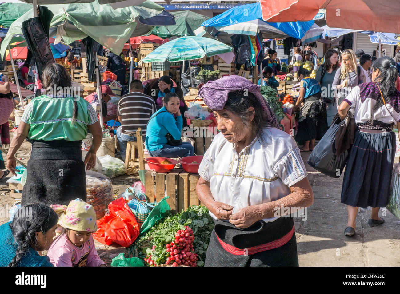 Occupato la scena commerciale al di fuori del mercato principale in cui i fornitori sedersi sotto gli ombrelloni a vendere azienda prodotti freschi di San Cristobal de las Casas Foto Stock