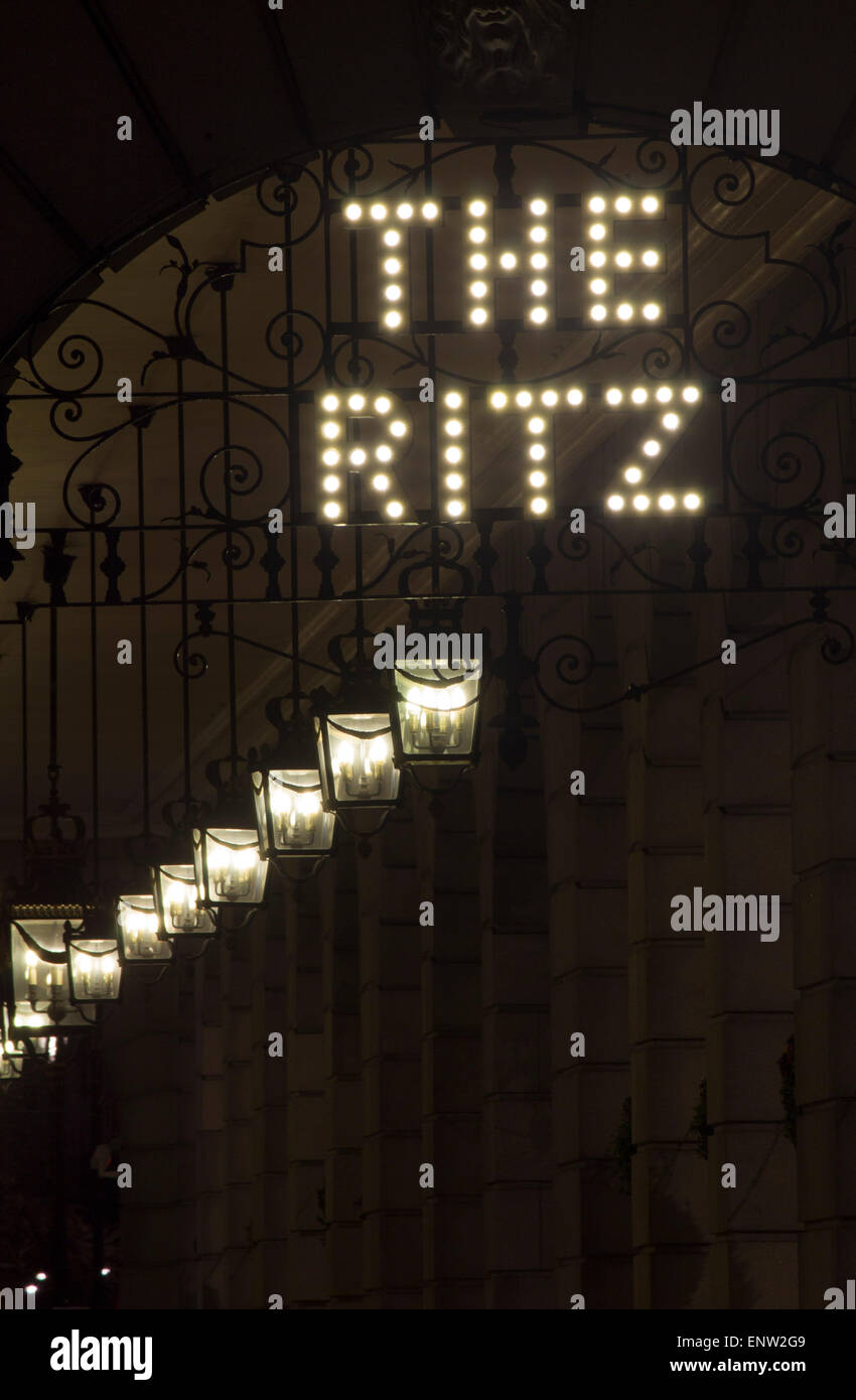 L' Hotel Ritz segno lampade e luci e colonnato di notte Piccadilly Londra Inghilterra REGNO UNITO Foto Stock