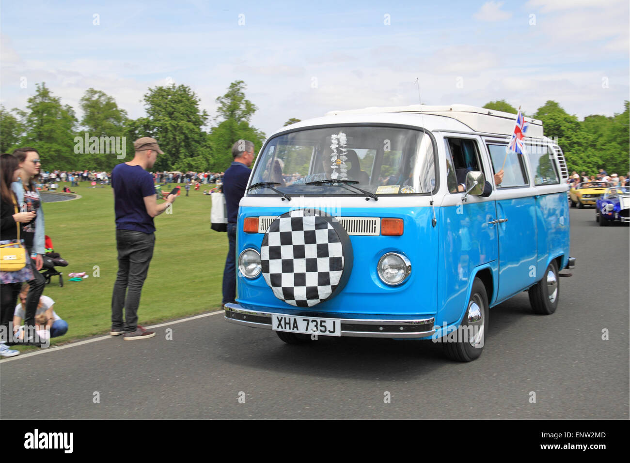 Volkswagen tipo 2 (T2) camper (1970). Domenica delle castagne, 10 maggio 2015. Bushy Park, Hampton Court, London Borough of Richmond, Inghilterra, Gran Bretagna, Regno Unito, Regno Unito, Regno Unito, Europa. Sfilata di veicoli d'epoca e classici e mostre con attrazioni della zona fieristica e rievocazioni militari. Credito: Ian Bottle / Alamy Live News Foto Stock