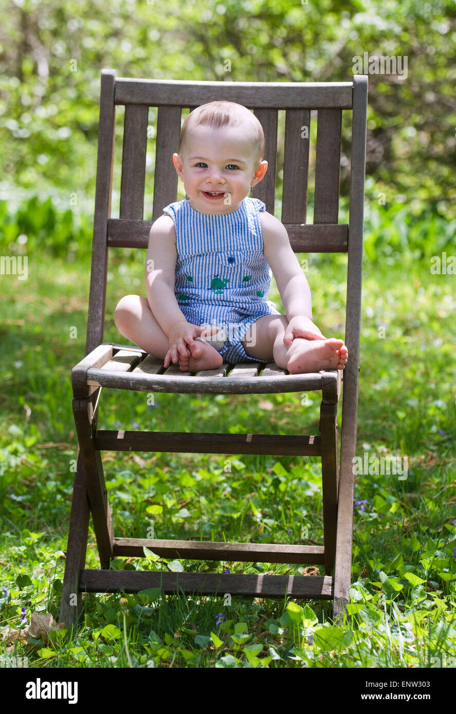 Carino baby boy al di fuori Foto Stock