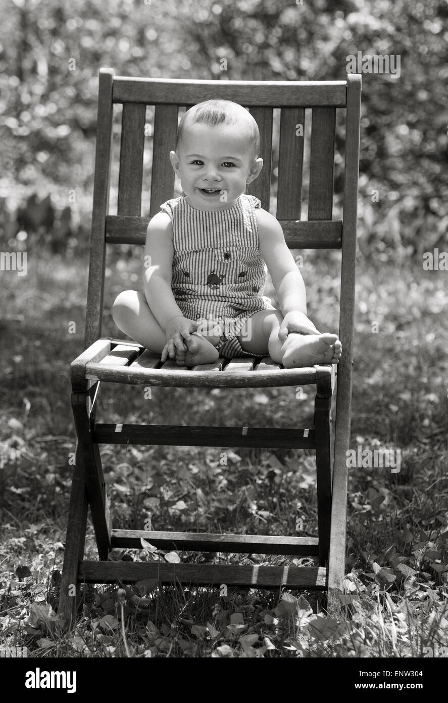 Carino baby boy al di fuori Foto Stock