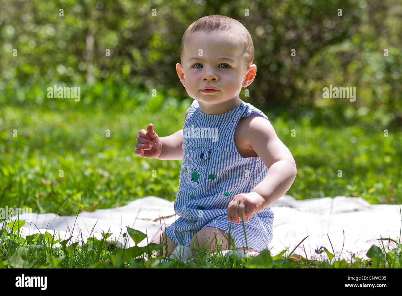 Carino baby boy al di fuori Foto Stock