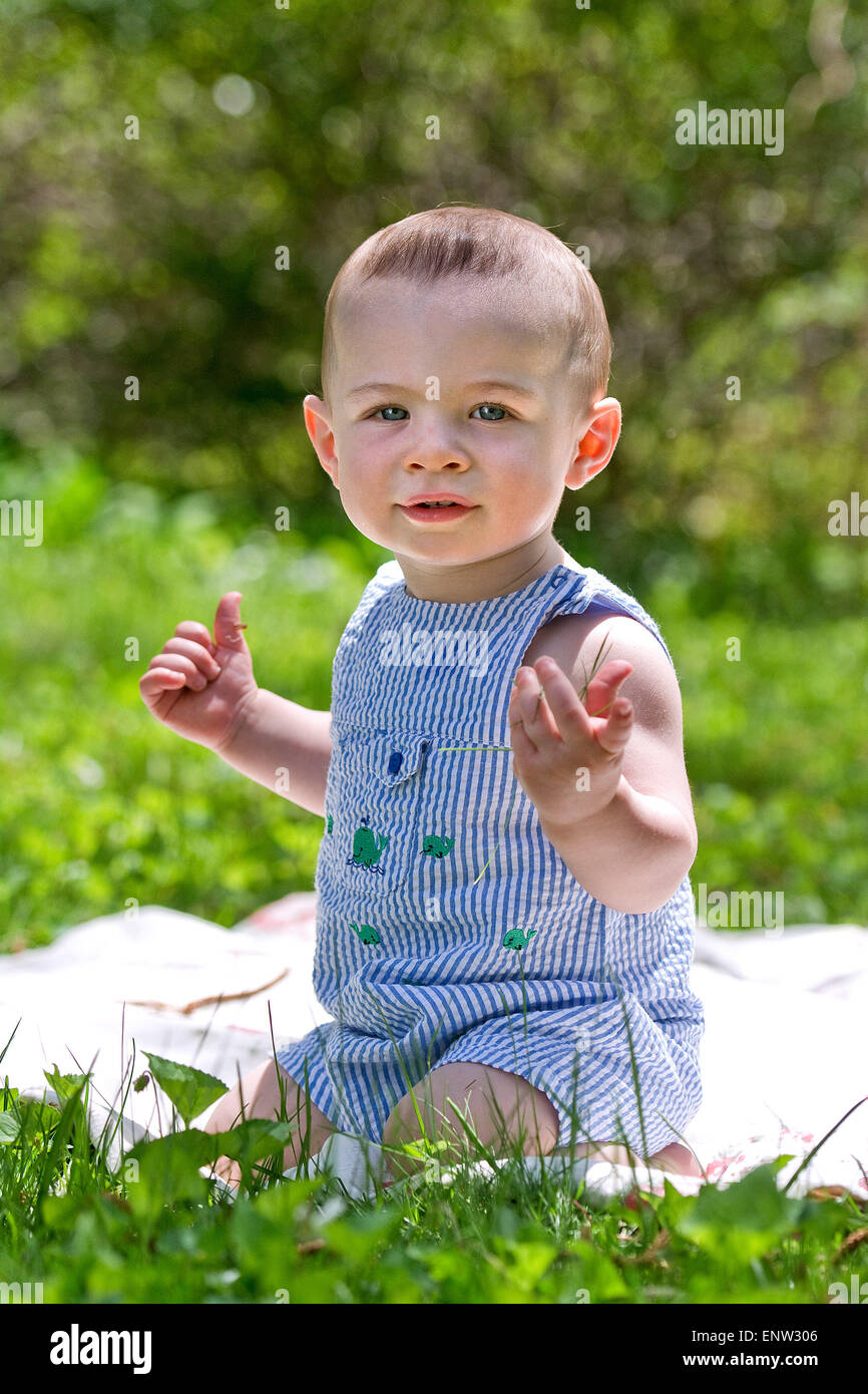 Carino baby boy al di fuori Foto Stock