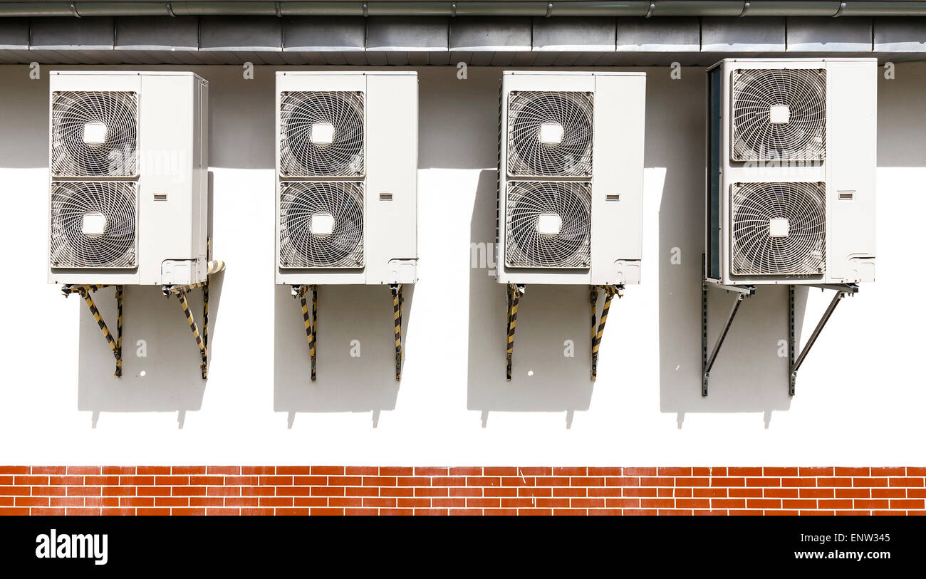 Sistema di aria condizionata montato su una parete di un edificio. Foto Stock