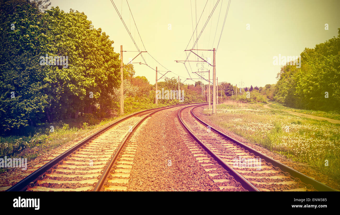 Vintage retrò immagine filtrata di binari ferroviari, vecchi film effetto applicato. Foto Stock