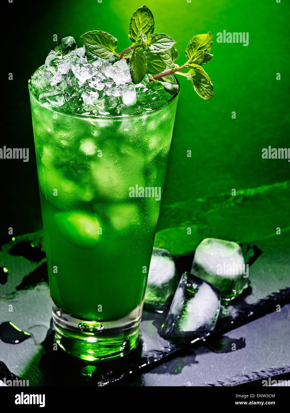 Cocktail di verde su sfondo scuro 43. Foto Stock