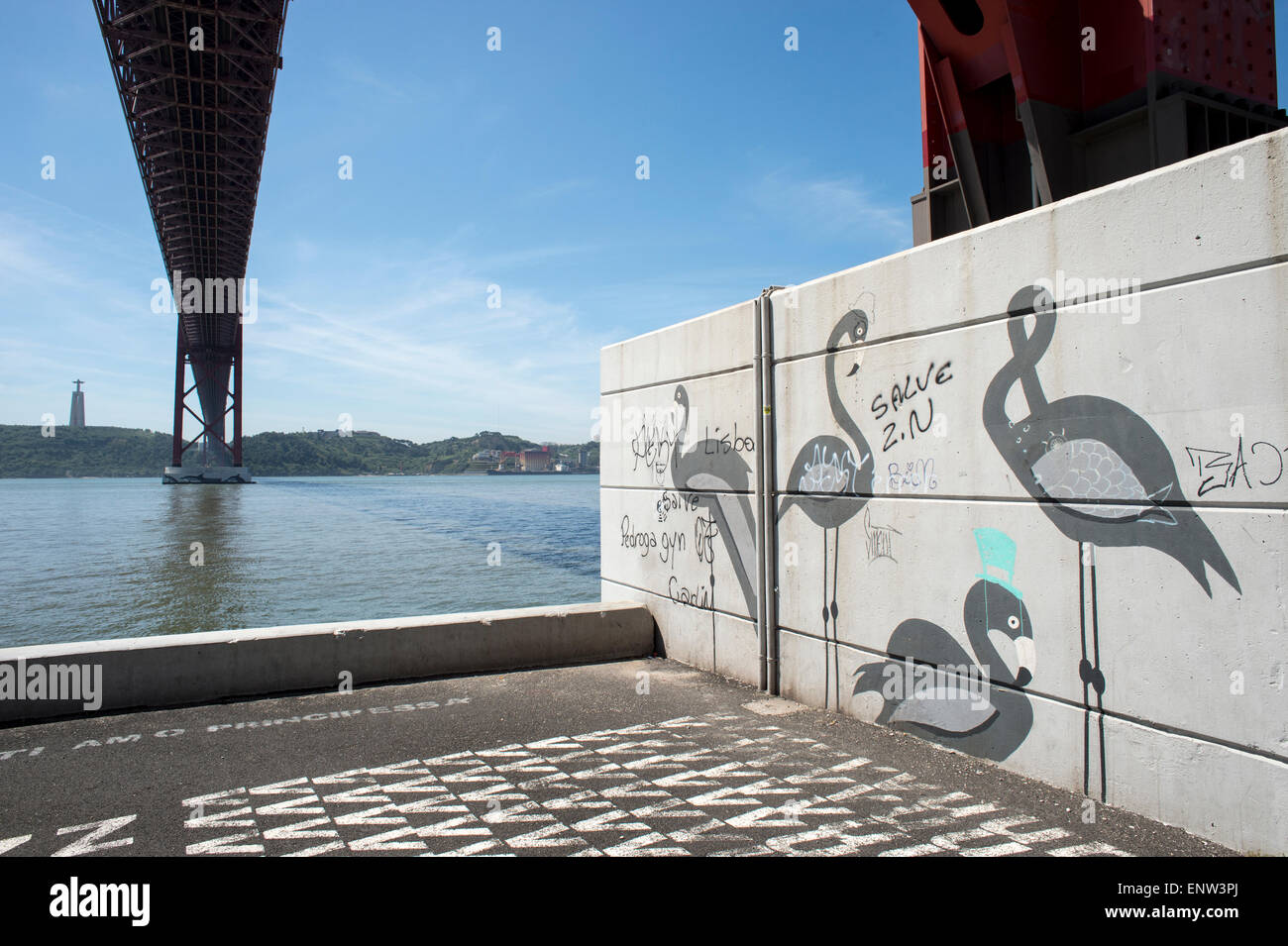 Il fiume Tago Bridge o XXV Aprile Bridge (Ponte 25 de Abril) a Lisbona, Portogallo Foto Stock