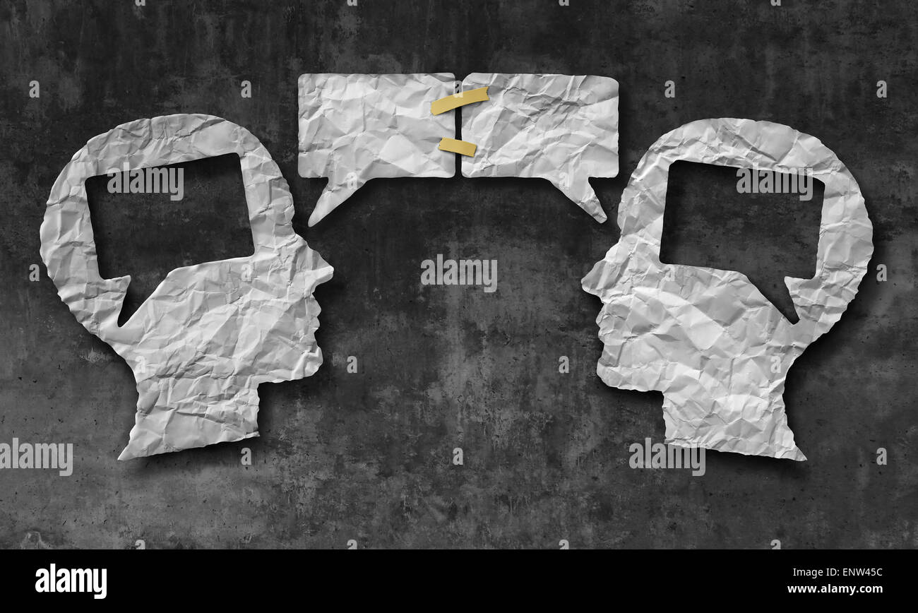 Parlare insieme di social media come concetto accartocciata due pezzi di carta a forma di una testa umana con nuvolette o discorso bolla icone nastrato come un simbolo di comunicazione per la comprensione del business e accordo di compromesso. Foto Stock