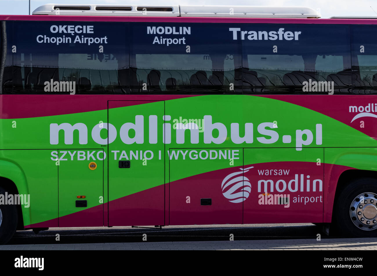 Bus navetta di fronte a Varsavia aeroporto Modlin, Polonia Foto Stock