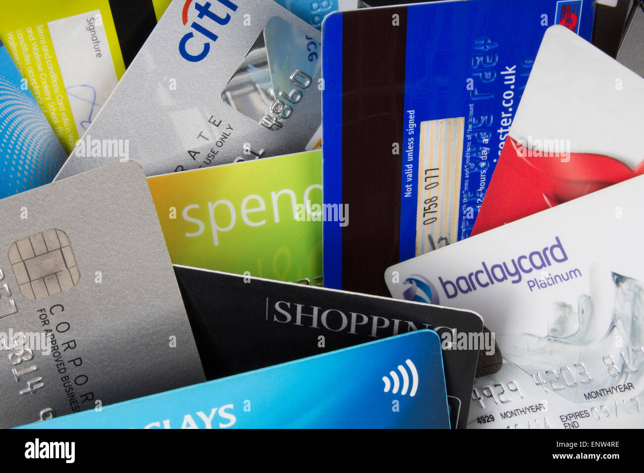 Una selezione off carte di credito, carte di credito e carte di negozio Foto Stock