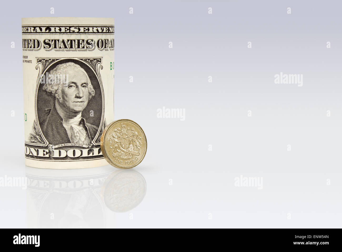 American un dollaro Banca nota con uno britannico pound coin Foto Stock