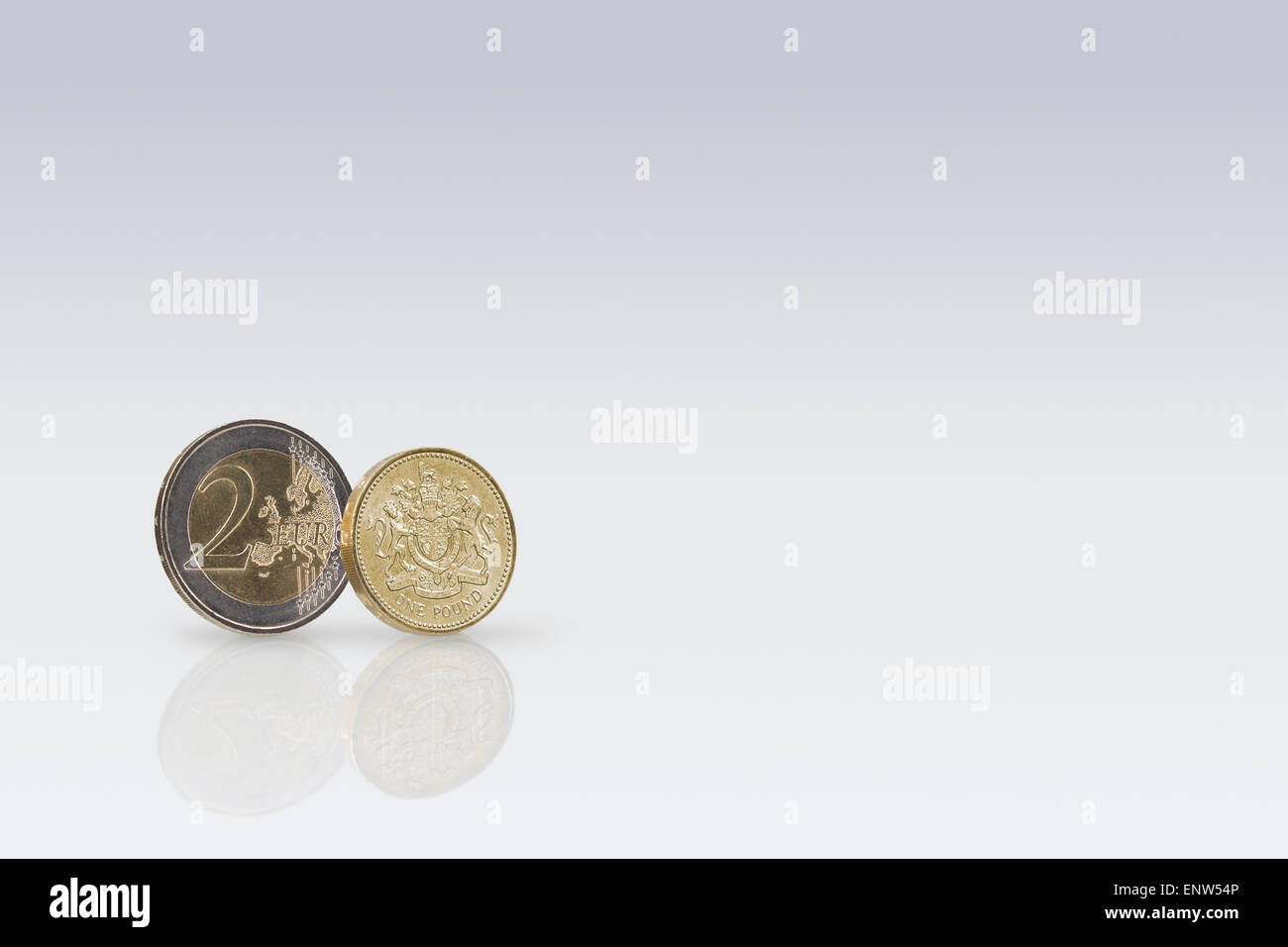 British una libbra di monete e due monete in euro Foto Stock