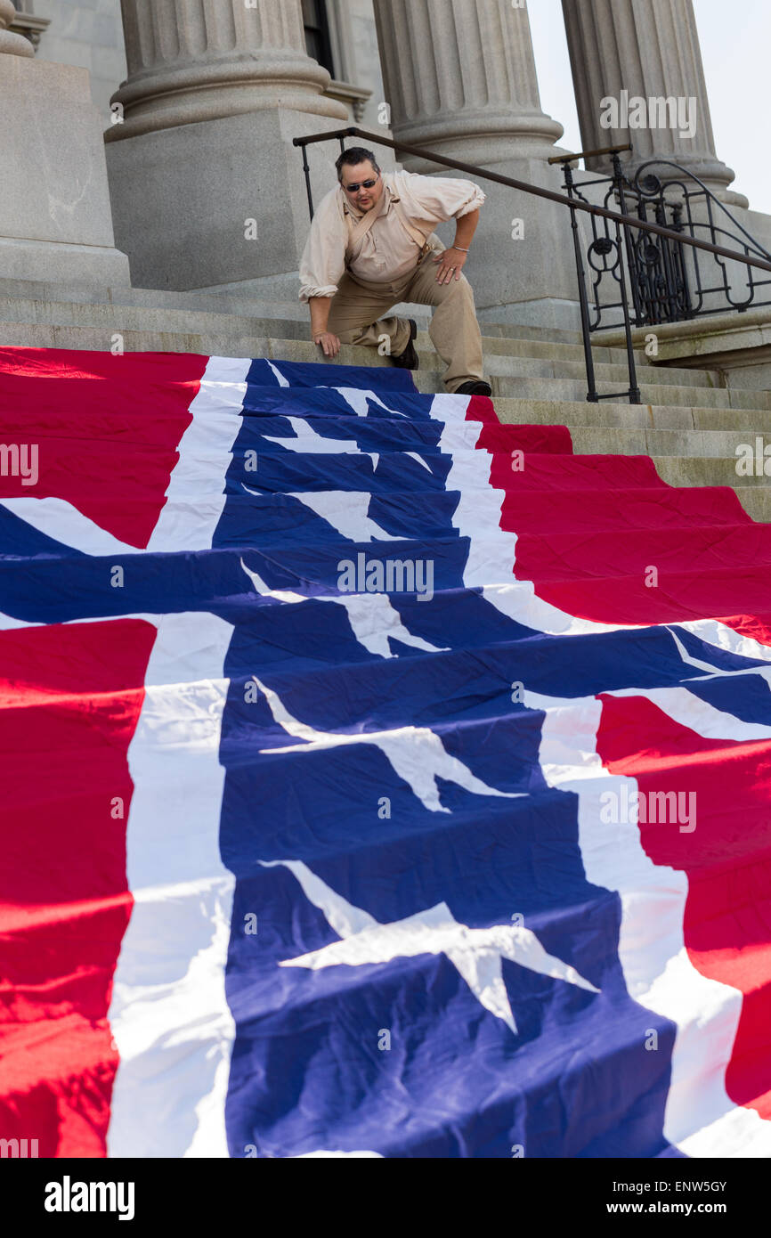 La guerra civile re-enactors posizionare una gigantesca bandiera Confederate sui gradini del South Carolina State Capitol Building Maggio 2, 2015 in Columbia, SC. Confederate Memorial Day è un ufficiale di stato in vacanza nella Carolina del Sud e onora quelli che ha servito durante la Guerra Civile. Foto Stock