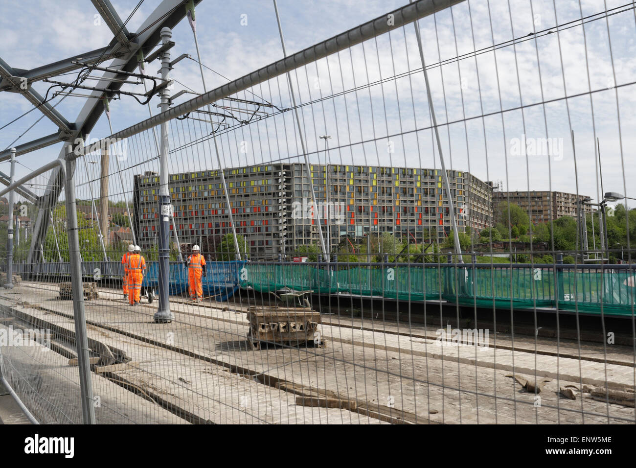 La sostituzione di binari del tram nel centro della città di Sheffield Foto Stock