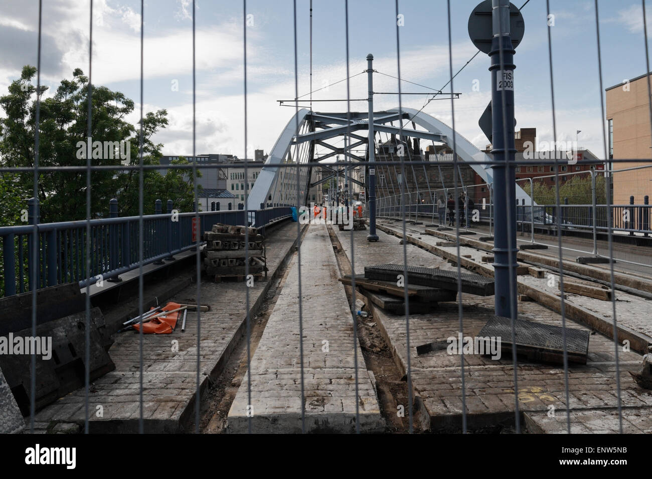 La sostituzione di binari del tram nel centro della città di Sheffield Foto Stock