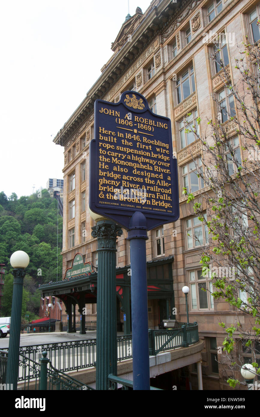 Pittsburgh, PA, Stati Uniti d'America - 5 Maggio 2015 : lapide di John A. Roebling lungo waterfront. Foto Stock