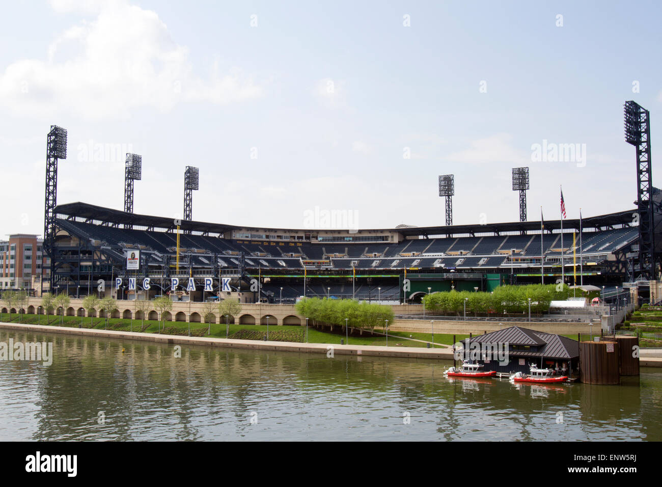 Pittsburgh, PA, Stati Uniti d'America - 5 Maggio 2015 : il PNC Park, casa dei pirati di Pittsburgh, lungo il lungomare di Allegheny River. Foto Stock