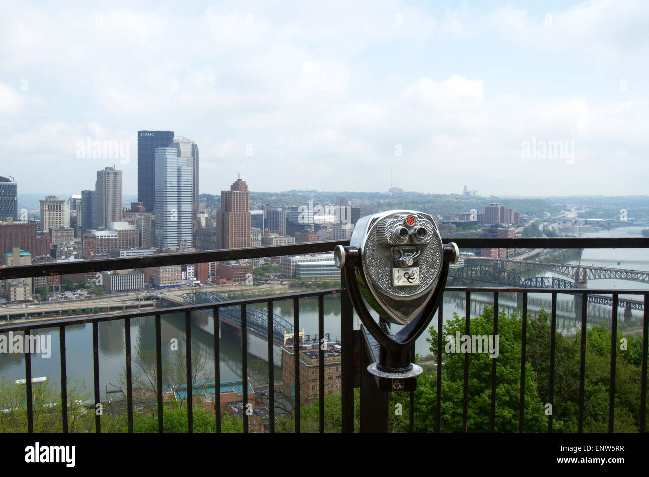 Pittsburgh, PA, Stati Uniti d'America - 5 Maggio 2015 : mirino su Mt. Washington con ampie vedute dello skyline di Pittsburgh da sola Monongahela riv Foto Stock