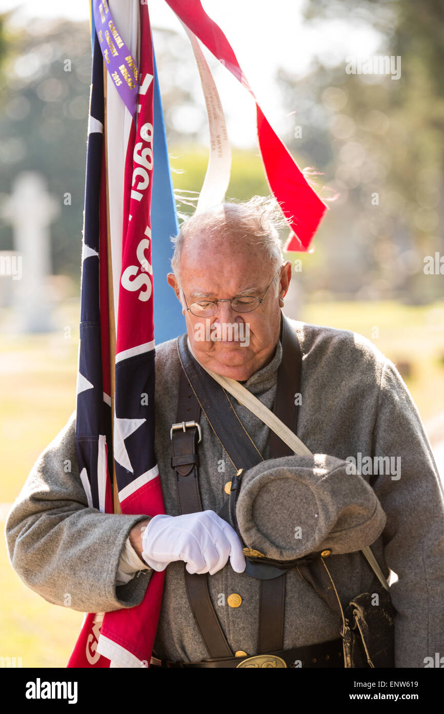 La guerra civile re-enactors in costume di stand per un momento di silenzio durante un servizio a Elmwood cimitero per contrassegnare Confederate Memorial Day Maggio 2, 2015 in Columbia, SC. Confederate Memorial Day è un ufficiale di stato in vacanza nella Carolina del Sud e onora quelli che ha servito durante la Guerra Civile. Foto Stock