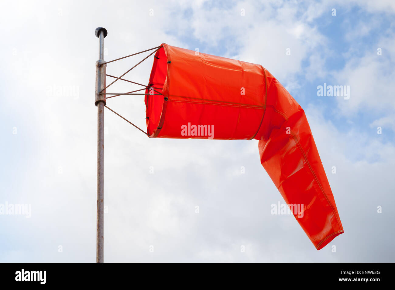 Indicatore del vento. Rosso indicatore del vento su blu cielo nuvoloso Foto Stock