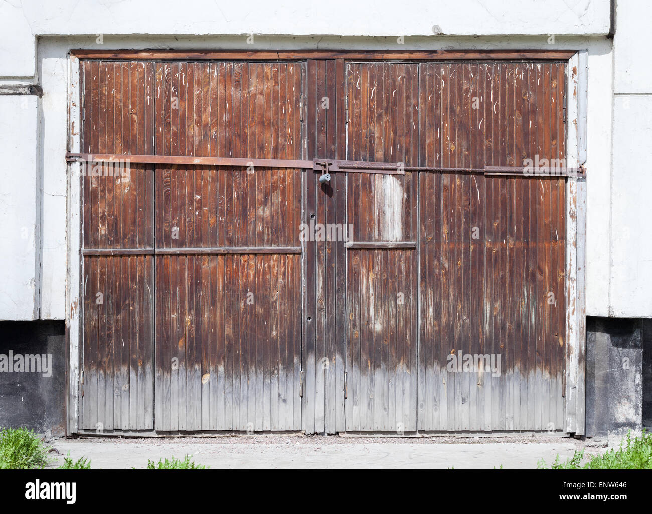 Vecchio bloccato cancello di legno in bianco muro di cemento di un ordinario casa vivente Foto Stock