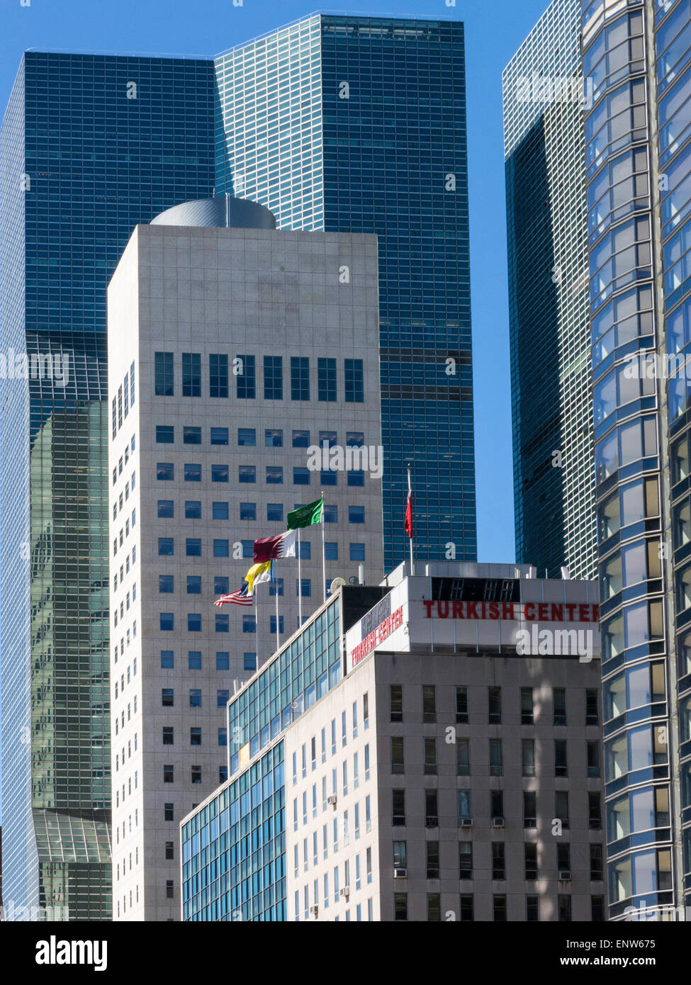 Skyline, First Avenue di fronte alle Nazioni Unite, New York, Stati Uniti d'America Foto Stock