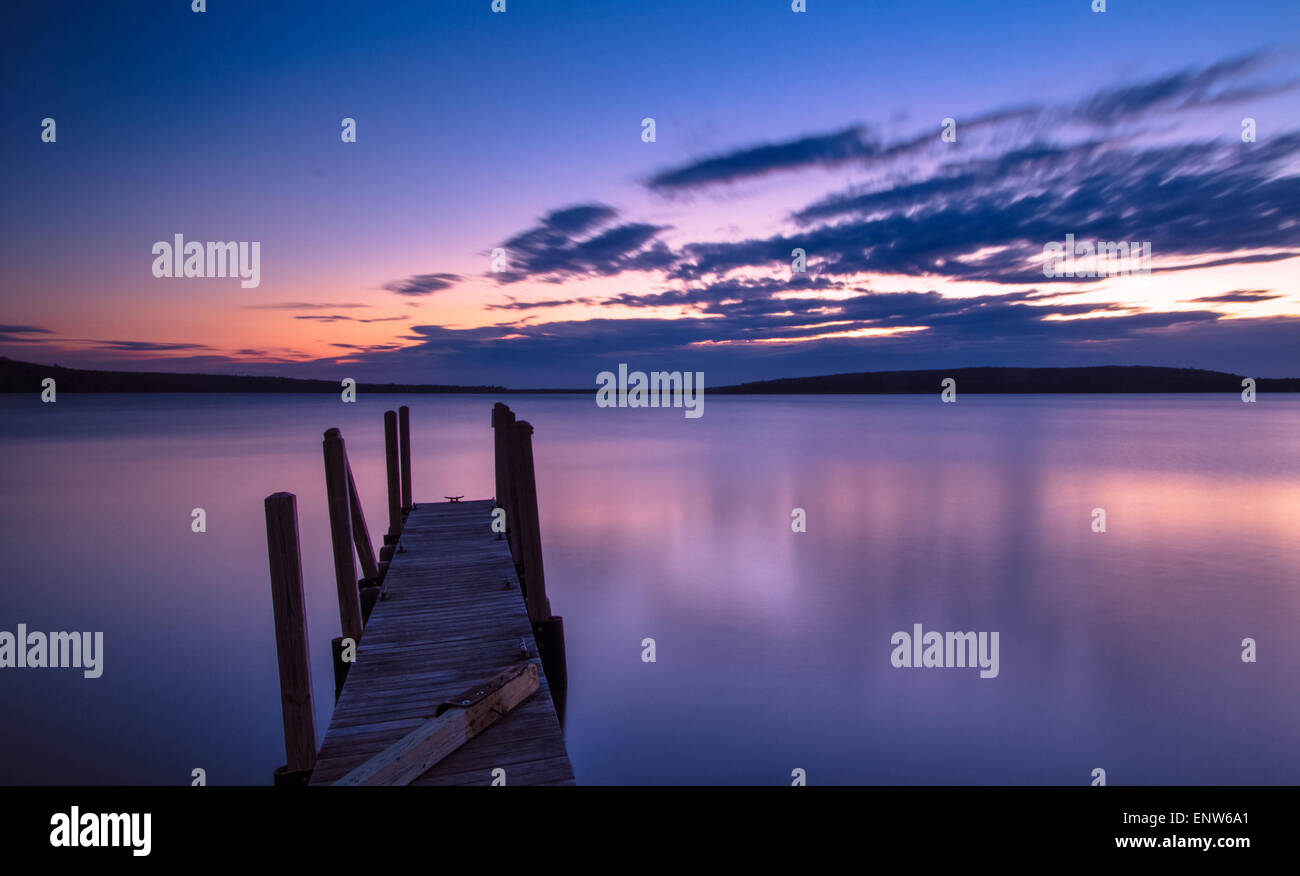 Lago Superiore Sunrise. Alba sul lago Superiore orizzonte con un dock in primo piano e Grand Island in background. Foto Stock